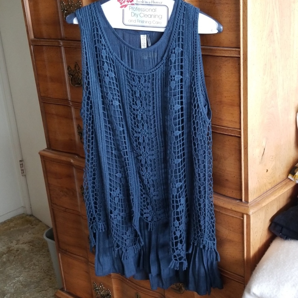 Sleeves 2 layered tank top.